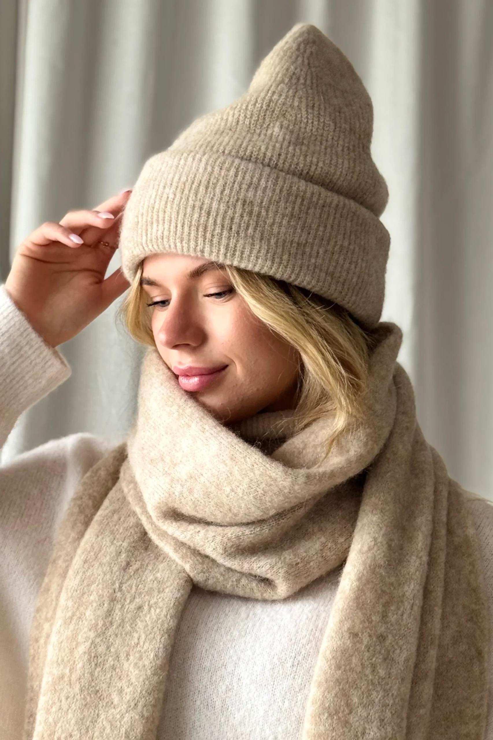 ChamonixBeanieBeige5 Karališko švelnumo alpakos vilnos kepurė - Image 1