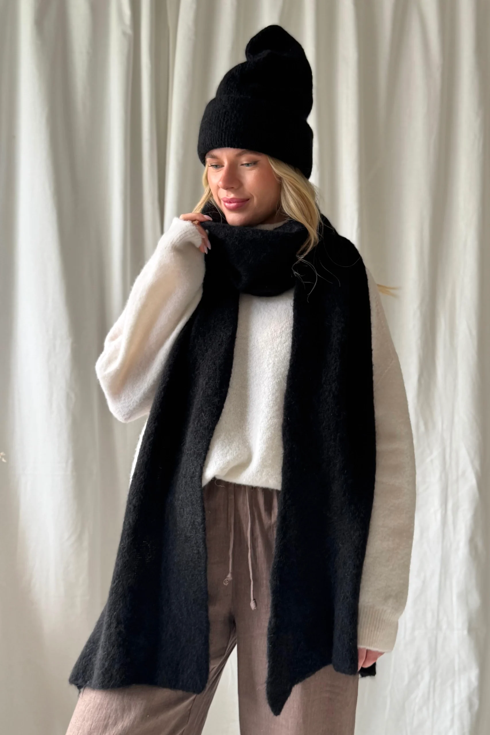 ChamonixBeanieBlack1 Alpakos vilnos šalikas Juodoji Elegancija - Image 1