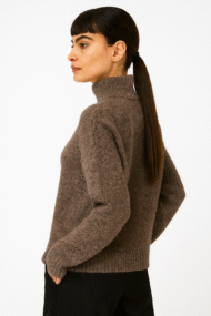 „Riešutinė Šiluma“ – laisvo silueto alpakos vilnos megztinis - Image 2