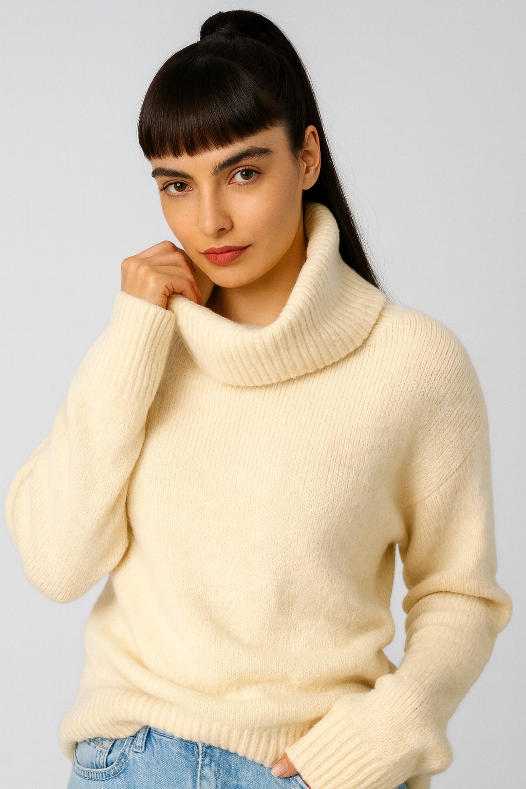 ChatGPT Image Nov 30, 2025, 12_19_28 AM „Vanilės Debesėlis“ – minkštas alpakos vilnos megztinis su plačiu golfu - Image 1