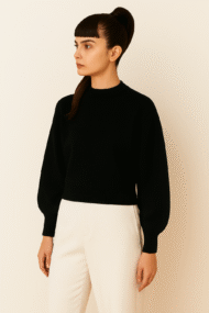 „Juodoji Elegancija“ – klasikinis megztinis su laisvomis rankovėmis