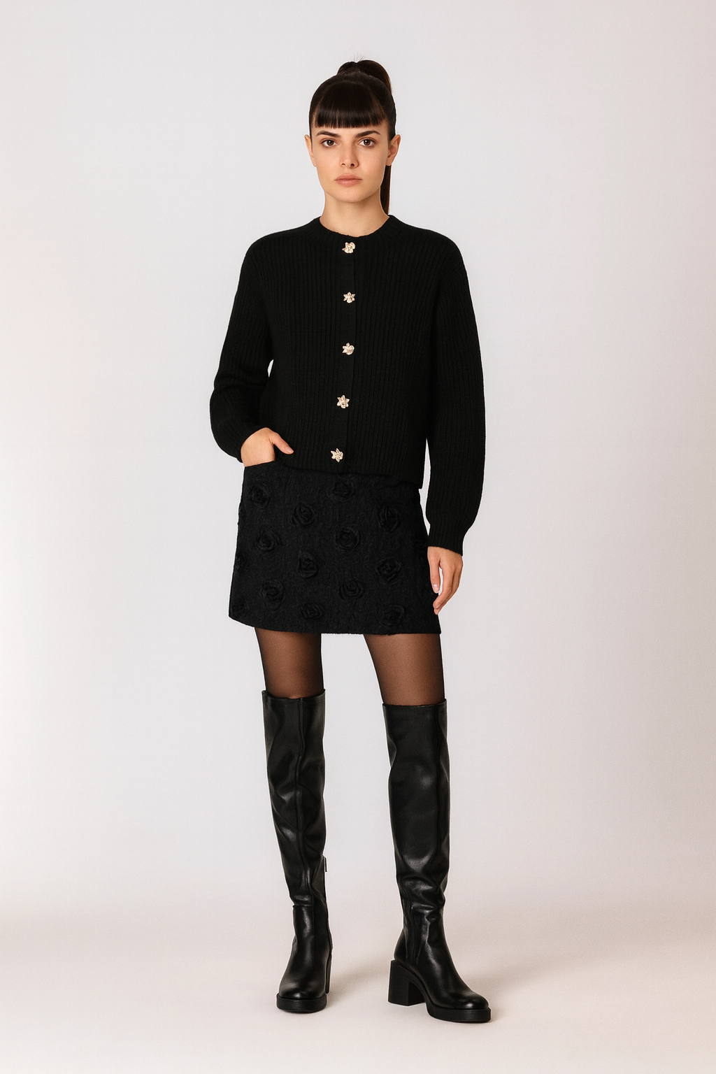 ChatGPT Image Nov 30, 2025, 12_34_14 AM „Auksinė Karūna“ – alpakos vilnos susagstomas megztinis - Image 1