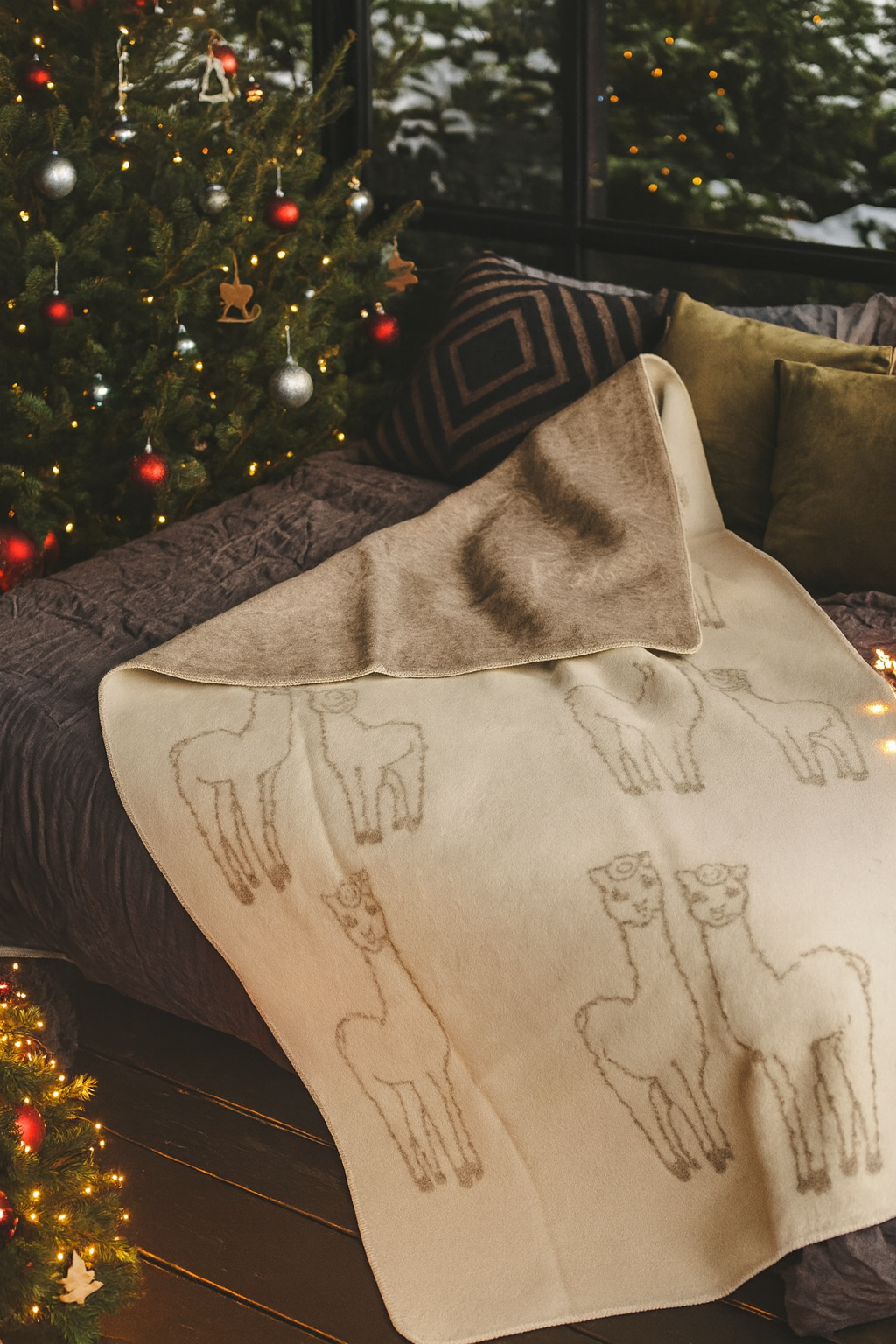 ChatGPT Image Dec 1, 2025, 11_57_32 PM Kalėdinis Naujosios Zelandijos vilnos pledas - "Alpacos Dreams" kreminis - Image 1