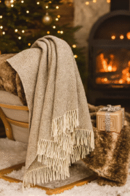 „Scandi Sand Luxe“ – išskirtinis 100% premium vilnos pledas su elegantiškais kutais