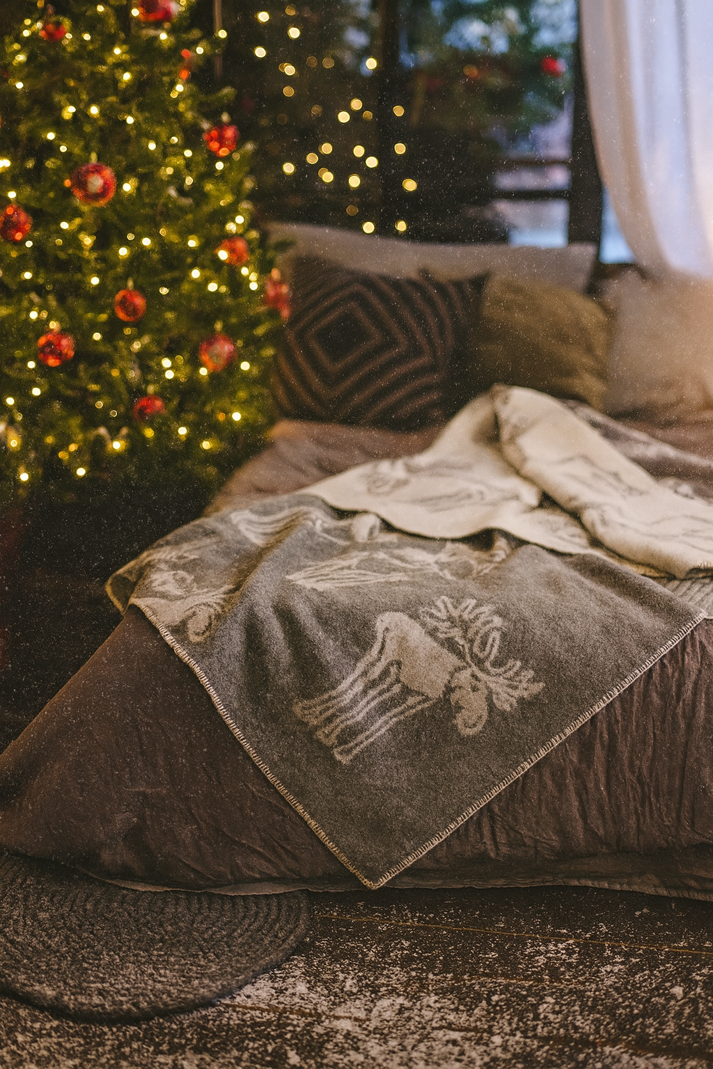 ChatGPT Image Dec 2, 2025, 12_13_12 AM Kalėdinis Naujosios Zelandijos vilnos pledas „Šerkšno Elnių Tyla“ - Image 1